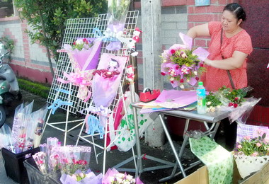 水里畢業季花攤生意冷清(圖)