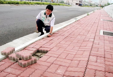 人行道完成不滿一年便下陷議員痛批(圖)