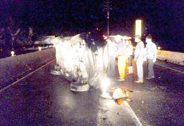 台14線42.5k處車輛翻覆幸無人傷亡(圖)