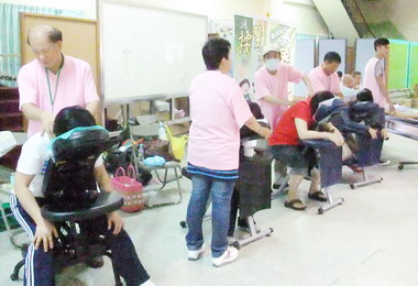 勞工局辦基測按摩服務為陪考家長舒壓(圖)