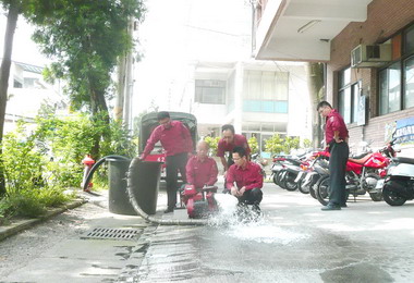 水里消防分隊辦移動式幫浦吸水等訓練(圖)