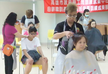 訓就中心「產訓合作班」至家扶做公益(圖)