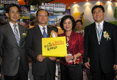 中國旅遊局長邵琪偉參觀高雄展攤(圖)