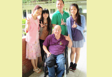 亞大社工系碩士生以52歲高齡考取社工師(圖)