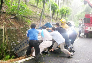 草屯雙冬發生翻車事故消防員前往救援(圖)