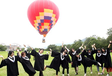 暨南大學辦畢業典禮場面溫馨感人(圖)