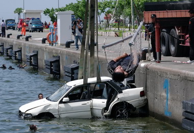 聯合救生救難演練岸海救援現實力(圖)