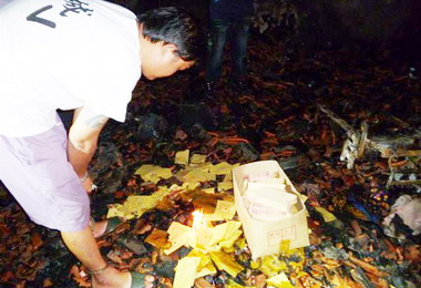 南投無業男要錢不成用金紙燒父親家(圖)