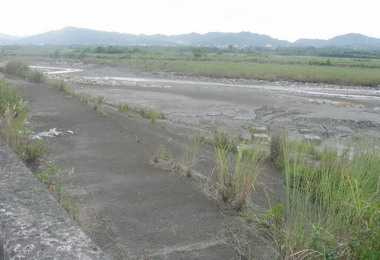 水里玉峰橋下游辦理疏濬作業(圖)