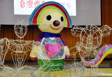 竹縣消防局做花燈不輸專業(圖)