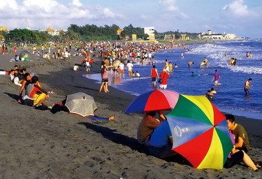 高雄-旗津海水浴場即日起正式開放(圖)