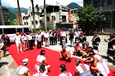 信義鄉公所原鄉特色優 人潮湧入(圖)