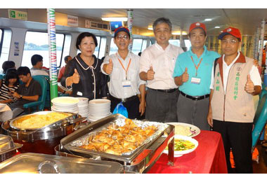 中油高雄廠員工搭乘觀光遊輪觀夕陽(圖)