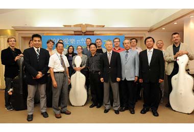 高雄-柏林愛樂12把大提琴旋風抵台(圖)