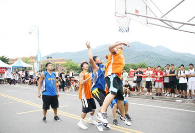 推廣籃球運動風氣水里818辦籃球賽(圖)