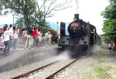 集集火車好多節熱鬧登場(圖)
