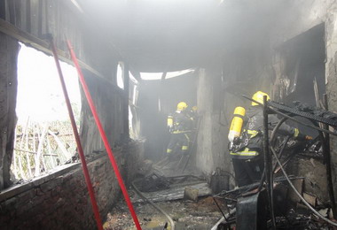 屏東新園鄉內庄村民宅鐵皮倉庫起火(圖)