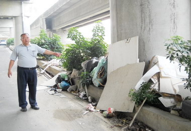 中投公路霧峰五福路段下堆滿建築廢棄物(圖)