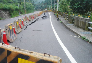 投131線仁愛路板仔寮段路基下陷(圖)