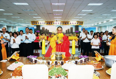 高雄煉油廠中元普渡祈求平安(圖)