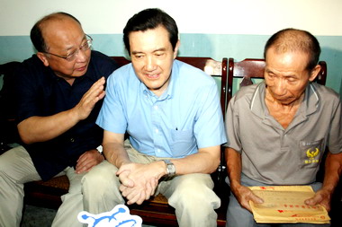 馬英九訪視烏日行善家趙文正(圖)