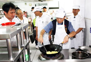 蔡炳坤化身型男大主廚推動吃在地食當季(圖)