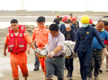 台中市河道無名屍漂流海巡發現打撈上岸(圖)
