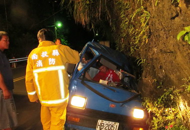 國姓發生小貨車擦撞山壁駕駛虛驚一場(圖)
