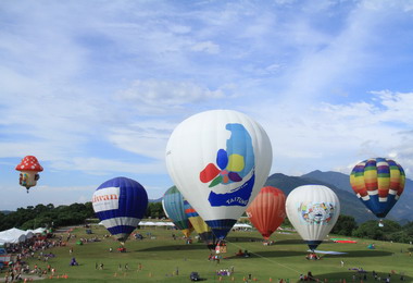 台東上千民眾目睹魔菇熱氣球升空(圖)