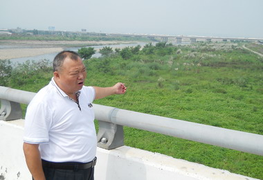 大里溪兩旁堆積砂土亟待清除(圖)