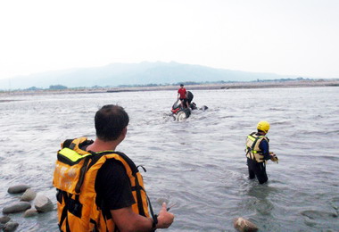 民眾受困沙洲消防隊員協助救援(圖)