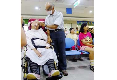 台中男子照顧植物妻不離不棄(圖)