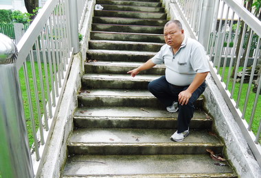 霧峰國小前天橋樓梯止滑銅條遭竊(圖)