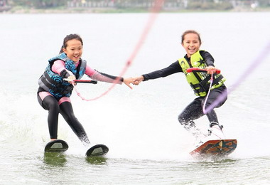 9月起高雄愛河舉辦水上滑水表演(圖)