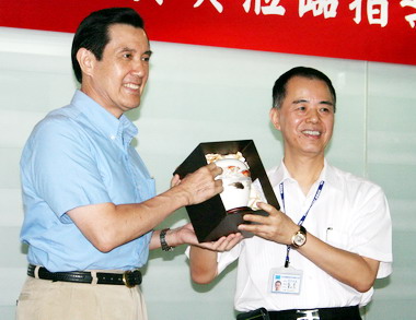 總統參觀台中市飲料包材領導廠商(圖)