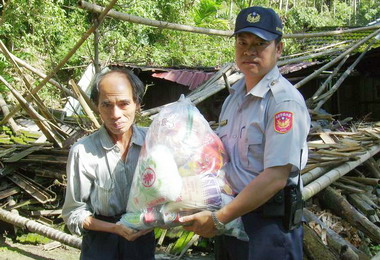 斗南警方募集物資贈山區貧困居民(圖)