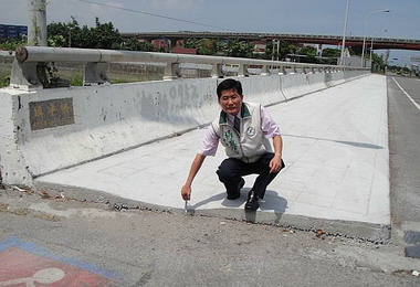 台中清水區臨海路鎮平橋人行道不平坦(圖)