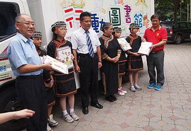 信義圖書館行動車巡迴在各村落(圖)