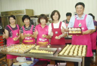 竹山農會送麵條與月餅予弱勢團體(圖)