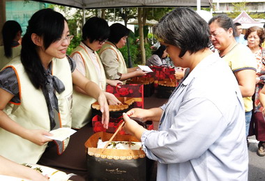 18度C巧克力工房展愛心中秋前發物資(圖)