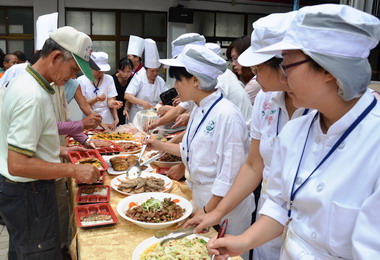 餐飲班學員做愛心便當與街友分享(圖)