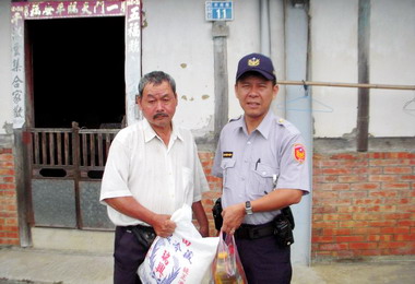 鹿谷分駐所員警關懷獨居弱勢老人(圖)