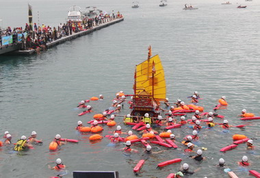 日月潭萬人泳渡熱烈展開(圖)