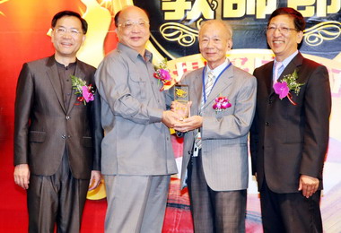 胡志強頒獎表揚優秀教育人員(圖)