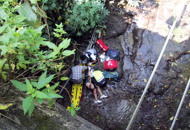 騎士不慎摔落橋下消防隊前往搶救(圖)
