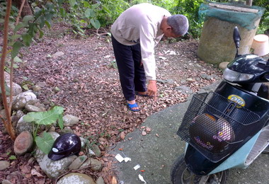 毒蟲躲公墓吸毒警方巡邏查獲送辦(圖)