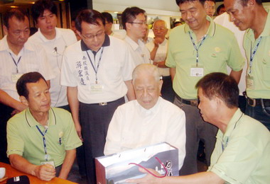 卸任總統李登輝訪視南投茶葉運銷合作社(圖)