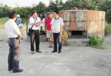 台中議員楊典忠會勘清水高美軍事碉堡(圖)