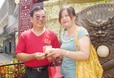 竹山社寮紫南宮黃金雞慶中秋(圖)