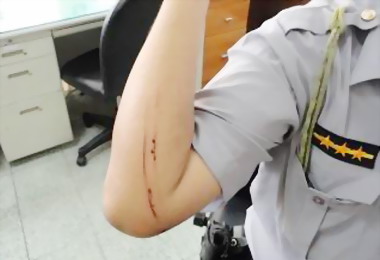 通緝犯遇警開車衝撞勇警破窗緝獲(圖)